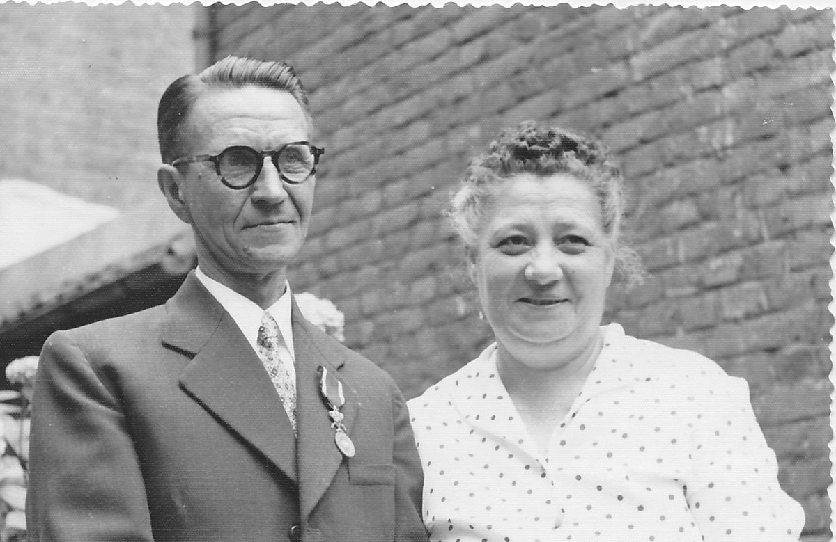 Photo d'origine : couple en noir et blanc, tirage ancien à bords dentelés