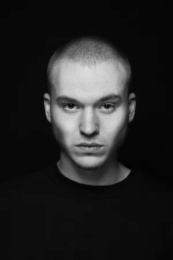 Photo d'origine : portrait en noir et blanc d'un jeune homme au crâne rasé