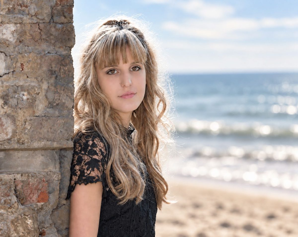 Portrait d'une jeune femme dont le fond de feuillage a été remplacé par une plage