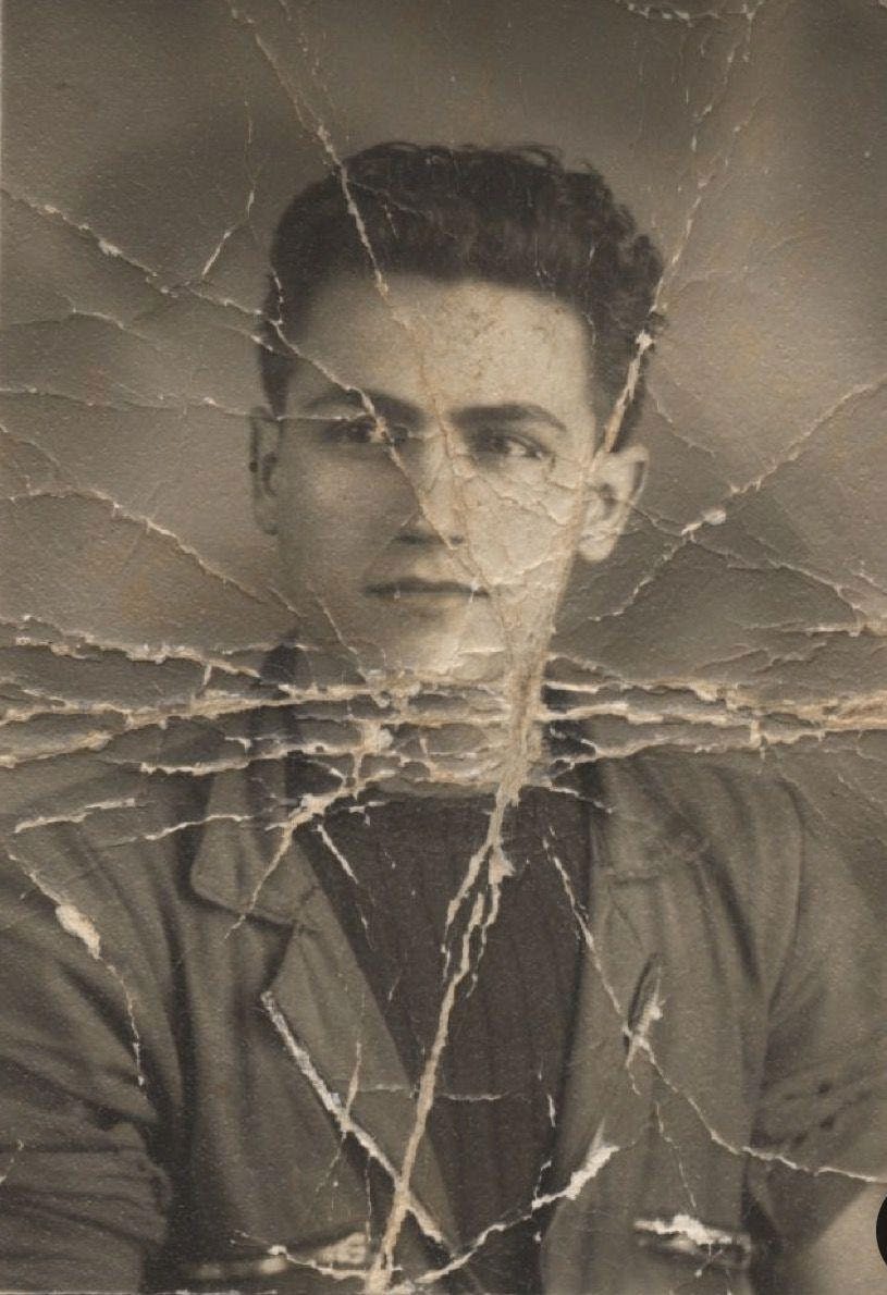 Photo d'origine : portrait ancien d'un jeune homme, couvert de fissures et de plis