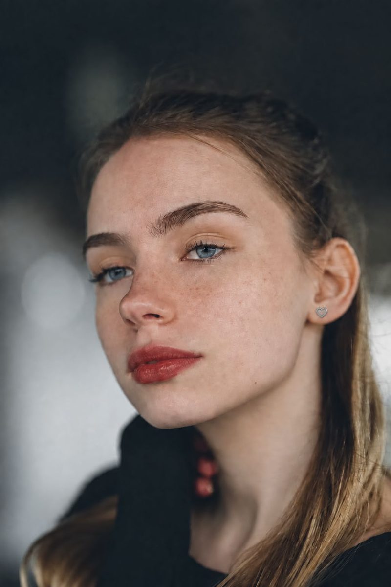 Portrait d'une jeune femme aux yeux devenus bleus et au rouge à lèvres carmin