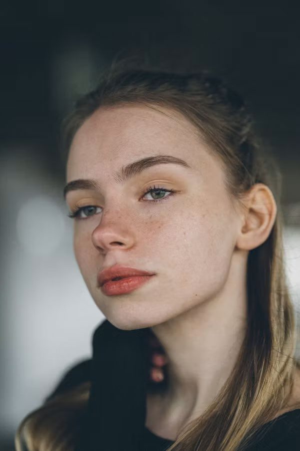Photo d'origine : portrait d'une jeune femme aux taches de rousseur et aux yeux gris-vert